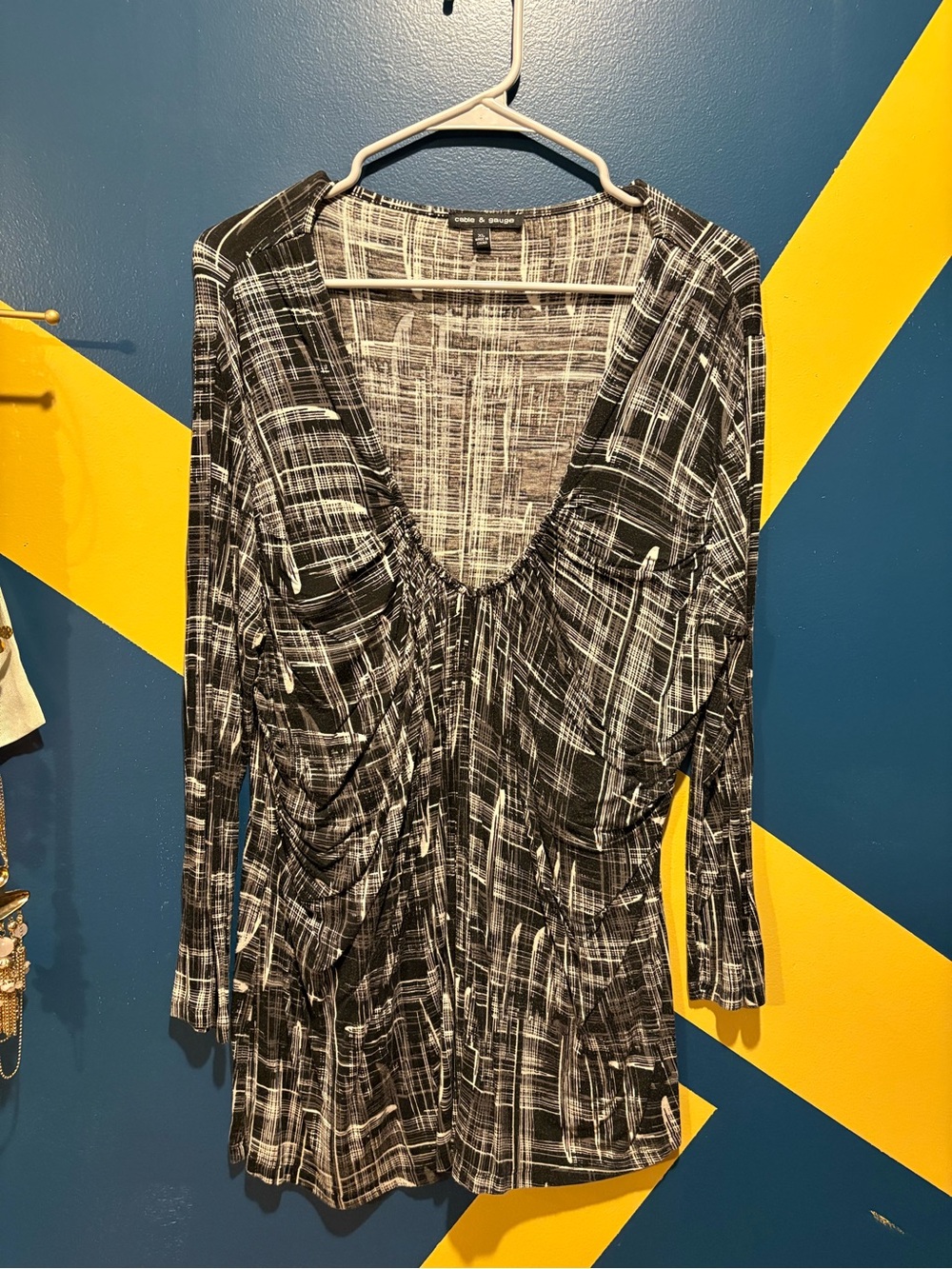 Cable & Gauge Black and White Scoop Neck Blouse EUC
